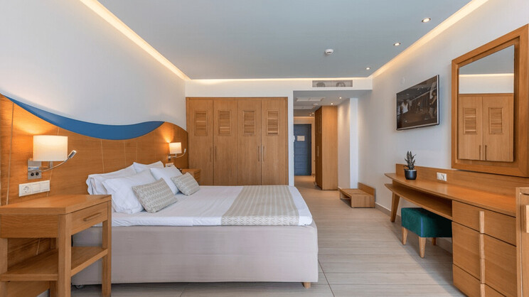 Open Plan Suite Shared Pool